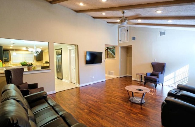 350k Home, 5 BDR, Up to 16 guest, Middle of Town - Templar