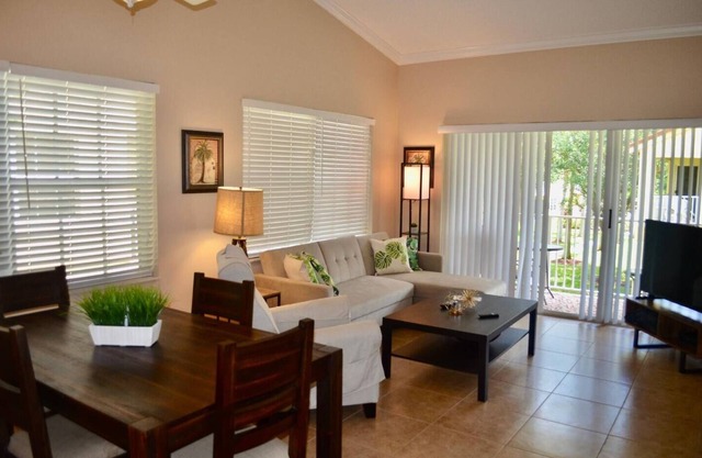 360C – Bright Top-Floor Apartment w/Washer & Dryer, Pool & Parking Near Evert