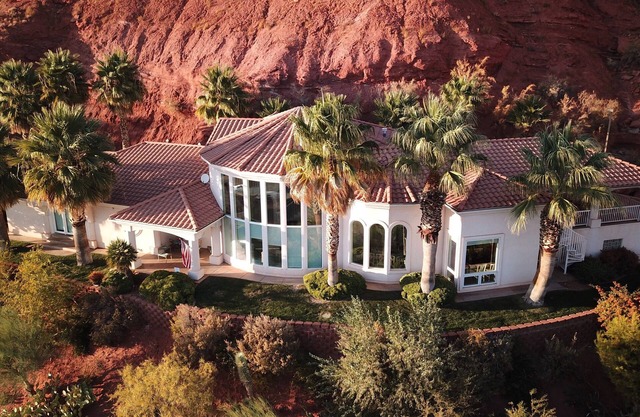 360° Views of Southern Utah | Sleeps 24 | Perfect For The Whole Family