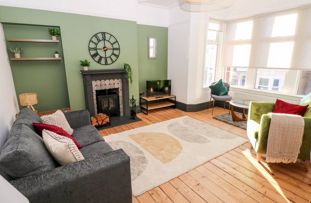 36A MARY STREET, pet friendly, country holiday cottage in Porthcawl