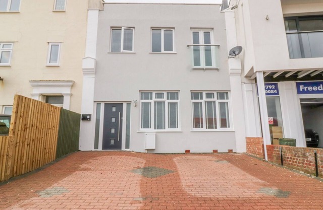 38 THE PARADE, country holiday cottage in Walton-On-The-Naze