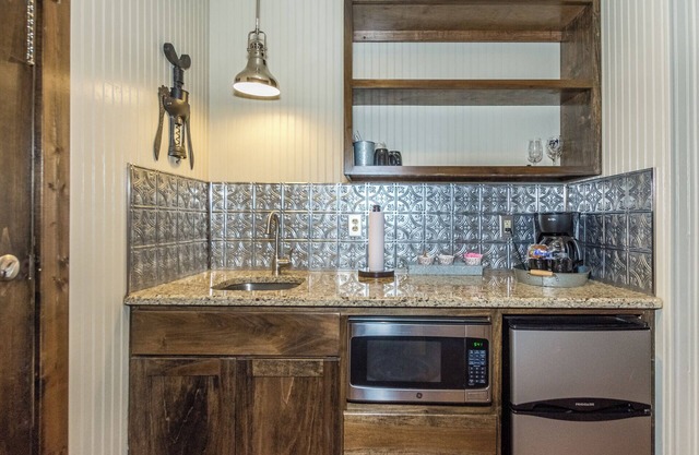 3A) Wild Mustang at Vineyard Trail Cottages