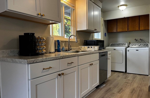 3B/1BA <1mi from Hospital w/Self Check-in + Laundry