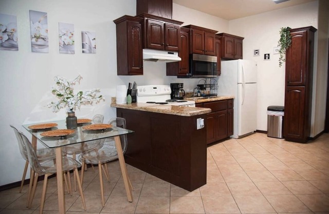 3BD 2BT town suite minutes away Medical Center