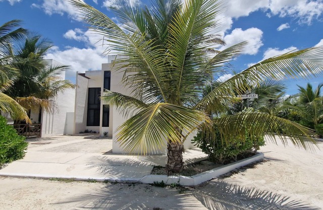 3Bed, 3baths House with private pool, 5 mins from the beach