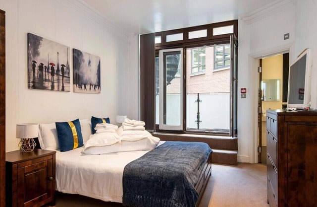 3BG Historic Flat 1BR sleeps 4 Aircon Balcony