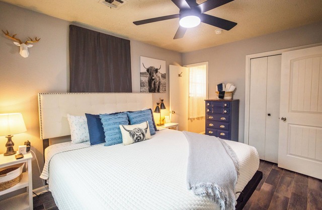 3BR 1.5BA Fenced Yard & Patio-10 miles to OKC, 15 mins to Airport, 20 mins to OU