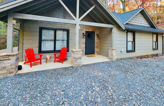 3BR/2BA Cabin on 3 acres with a small pond and outdoor fireplace