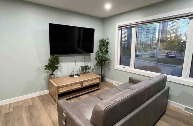 3BR/2BA Walking distance to UC