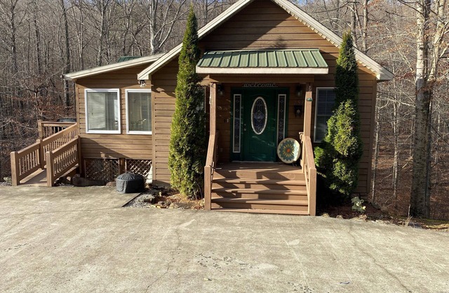 3BR 3BA Cabin, with hot tub, 3 Pools, Boat Ramp with Dock 1 mile away.