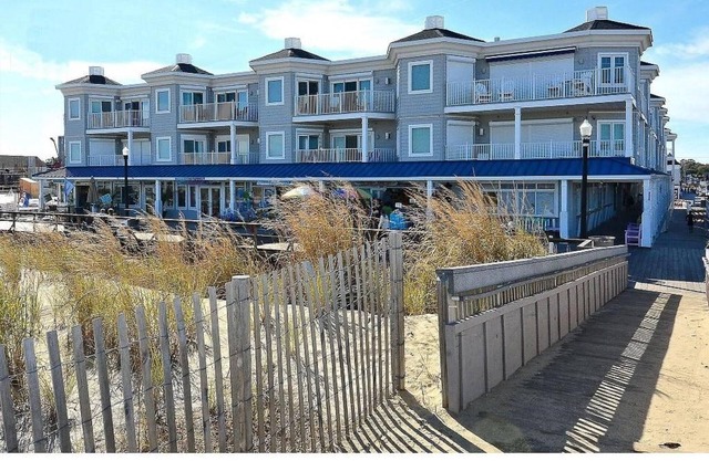 3BR/3BA OCEANFRONT Condo on the Bethany Boardwalk with a POOL