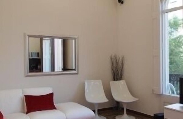 3BR/3BA Painted in White Apartment with Balcony. Free luggage storage service.