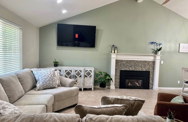 3BR/3BA, Pool, Daybed, Outdoor BA/Shower & Netflix