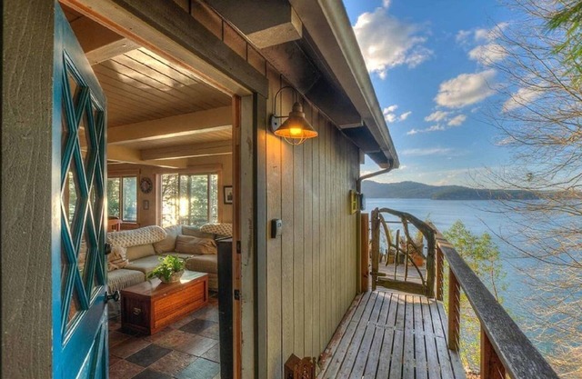 3BR Cottage with Gorgeous Sunsets, Private Beach and EV Charger