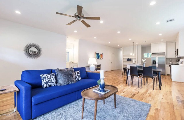 3BR Cozy Bungalow 1749! Medical Center, Stadiums!