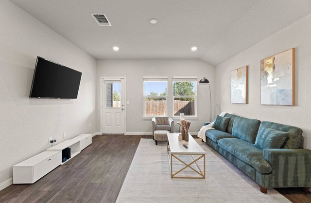 3BR Luxury Furnished Home｜Smart System｜Private Yard｜20 Mins to Austin #42153