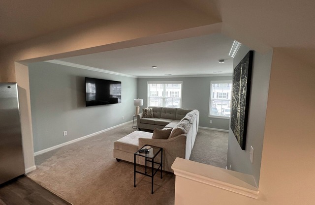 3BR, super-clean end unit townhome located just 15 min. from D/T Greenville