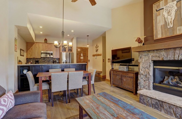 3Br Sweeping Snowcapped Views + Expansive Balcony - Sleeps 8 by RedAwning