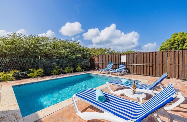 3BR Villa Central Location ~ Private Pool & Patio!