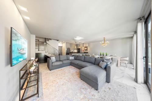 3BR with Jacuzzi & View by Bocobay