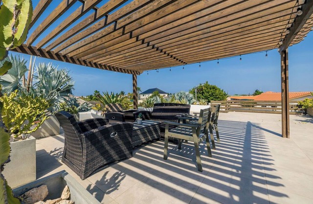 3BR2BA Condo w/ Exclusive PrivateRoof Deck & Pool
