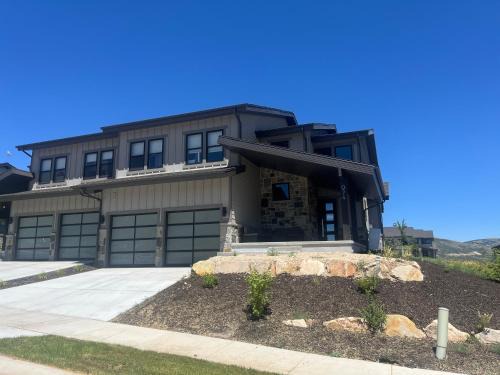 4 bd Ski Villa with Hot Tub and Bunk Room by lake!