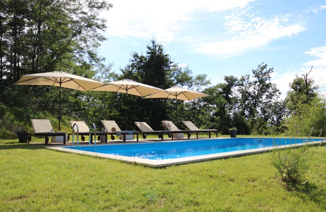 *4 bdr VILLA on Ivancica hills - private pool, spa bath, large terrace+view