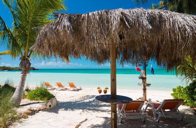 4 bdrm, 3 bath Beachfront Villa w/48 ft pool & Best Sunsets on the Island!