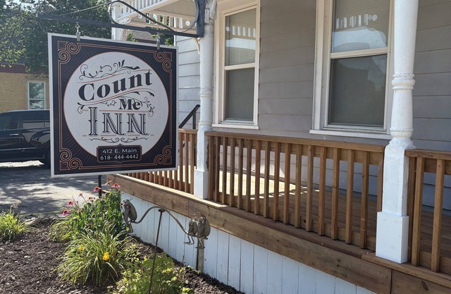 4-Bdrm 3 bath house in Grafton with large patio, WiFi and very walkable. Fun!