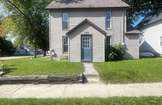 4 bdrm home by the beach, downtown, boating, golf, ice fishing and pet friendly