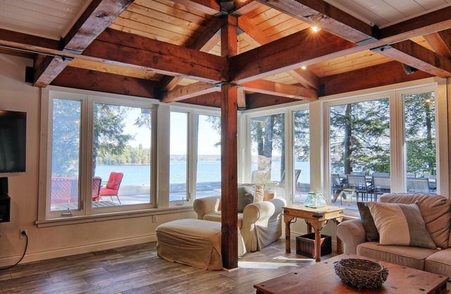 4 bdrm +loft, 3 bath, Island Property on Lake Muskoka! Beach Hut! Hot tub!