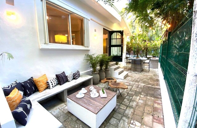 4 Bdrms Hacienda +2 Studios + Breakfast