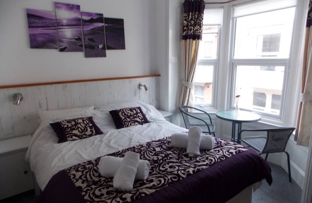 4 Bed 4 bath 4 star family town house 80 yds to beach, sky & wifi Recent refurb