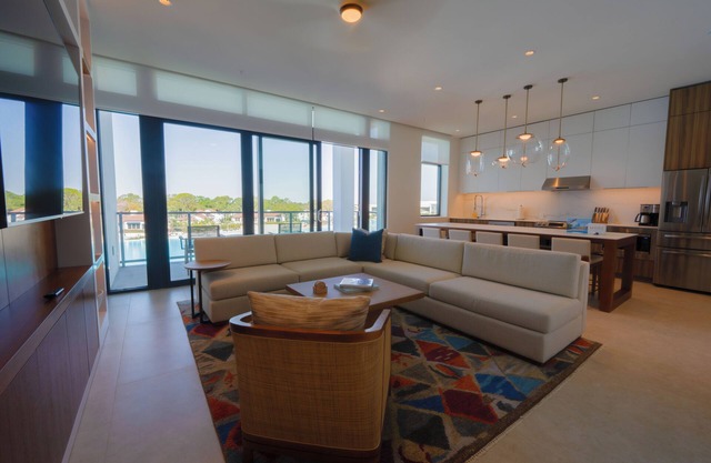 4 Bed, 4 Bath Luxury ADA Evermore Bay View Flat in Orlando, FL near Disney!