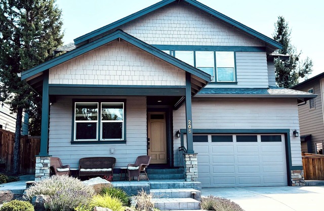 4 Bed/4 Bath walking distance to Old Mill, Deschutes River & Ampitheater