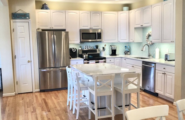 4-Bed Condo, pool access, 2 miles to beach, peloton bike, walk to stores/dining!