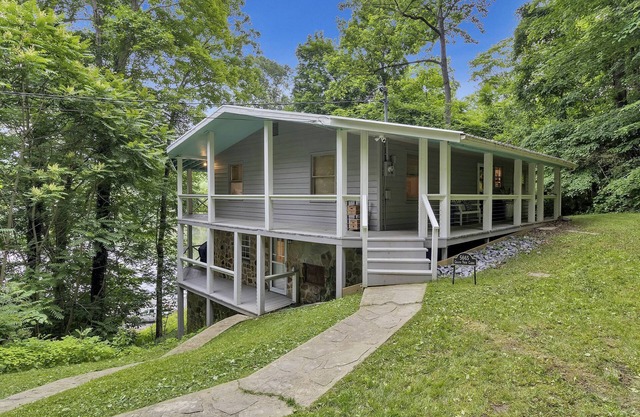 4 Bed Home on Dale Hollow Lake, Steps from East Port Marina