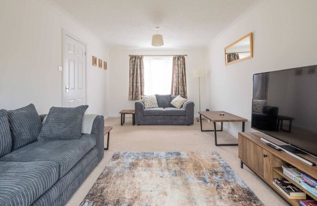4-Bed Home with Garden & Parking – Nr Hosp & City