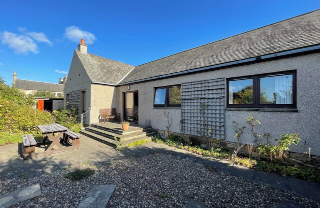 4 bed house in Elie centre, off street parking, enclosed garden, close to beach.