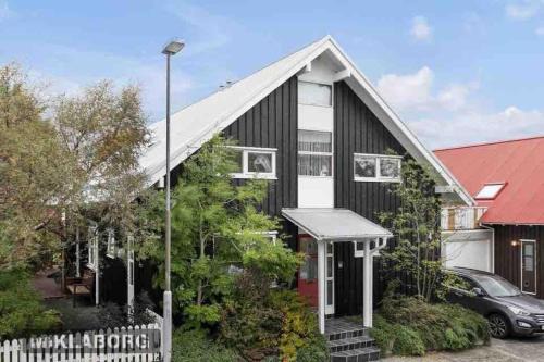 4 Bed House Sleeps 8 -Car Barbecue Balcony