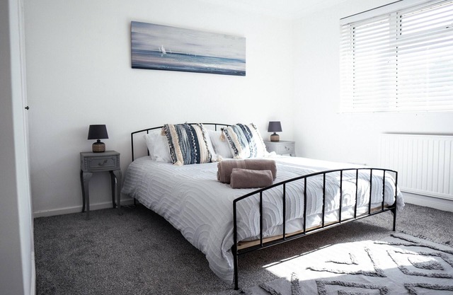 4-Bed House Sleeps 8 -Private Garden -Free Parking