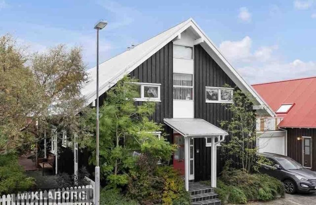 4 Bed House Sleeps 8 -Car, Barbecue, Balcony