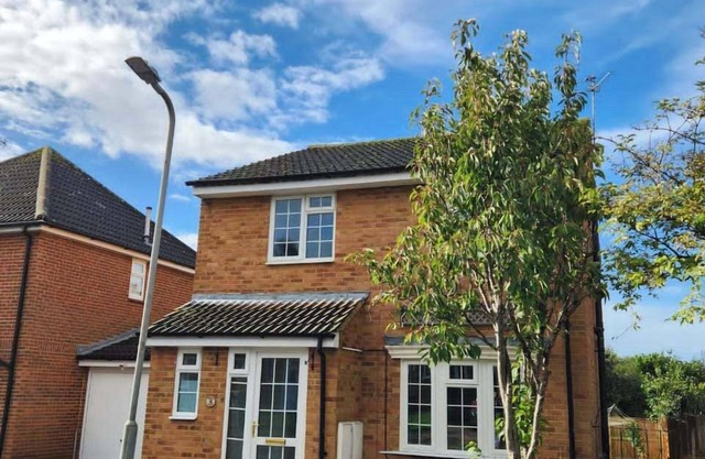 4 Bed House - Sleeps 8 - Parking - Garden - Wifi