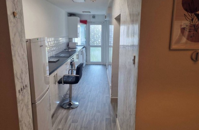 4 Bed House - Sleeps 8 - Parking - Wifi