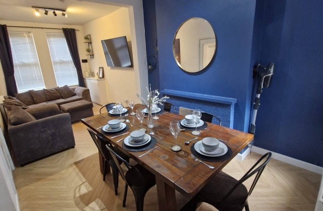 4 Bed House walking distance to high street and 5 minutes drive to Belfast city.