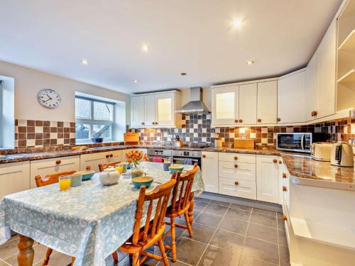 4 Bed in Wearhead 93527