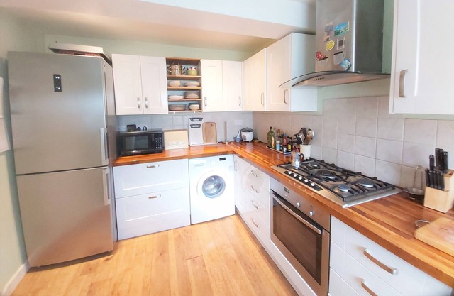 4 bed townhouse sleeps 9 - 1 min walk to Woodford station