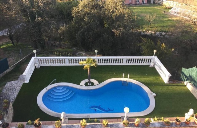 4 Bed Villa - Sleeps 8 - Pool - HotTub - Garden