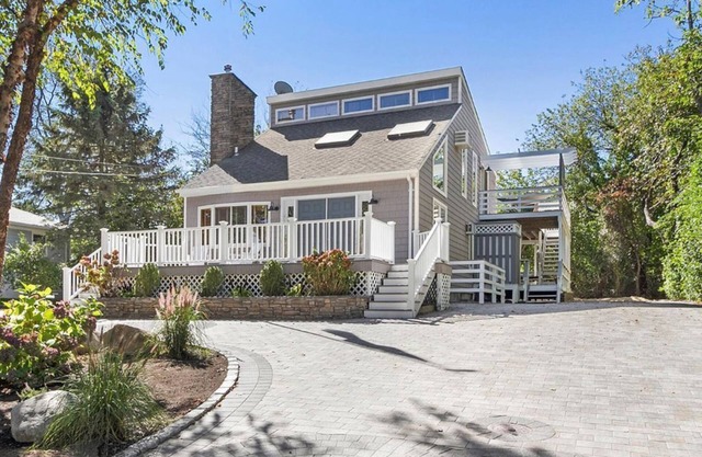 4 bedroom 2.5 bath AC,Decks Pvt Beach,HotTub Seasonal FirePitn 1-Week Min Summer