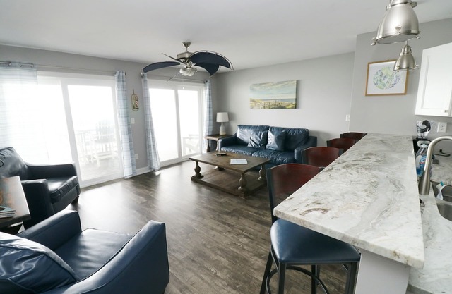 4 Bedroom/2 Bath - 1 Mile to Downtown, Perfect for your Island Getaway